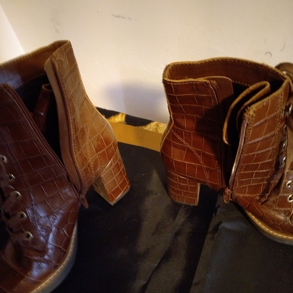 Women Sz. 8 leather Crocodile Tan booties